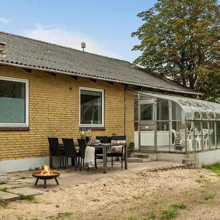 2 Bedroom Stunning In Vakantiehuis Vrå